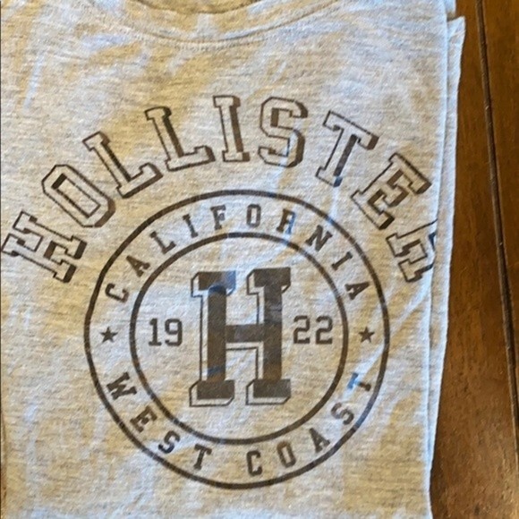 Hollister Bundle! - 2 T-shirts + 1 Jean - Picture 9 of 9
